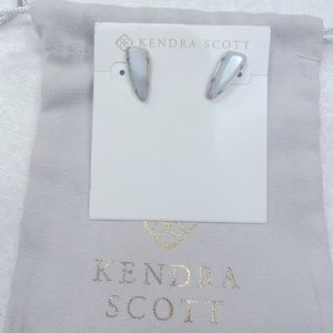 Kendra Scott Everett Stud Earrings, white banded agate, antique brass, beautiful
